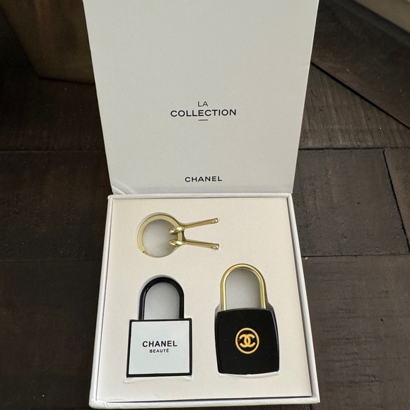 CHANEL Black and Gold Lock Set - Picture 1 of 2
